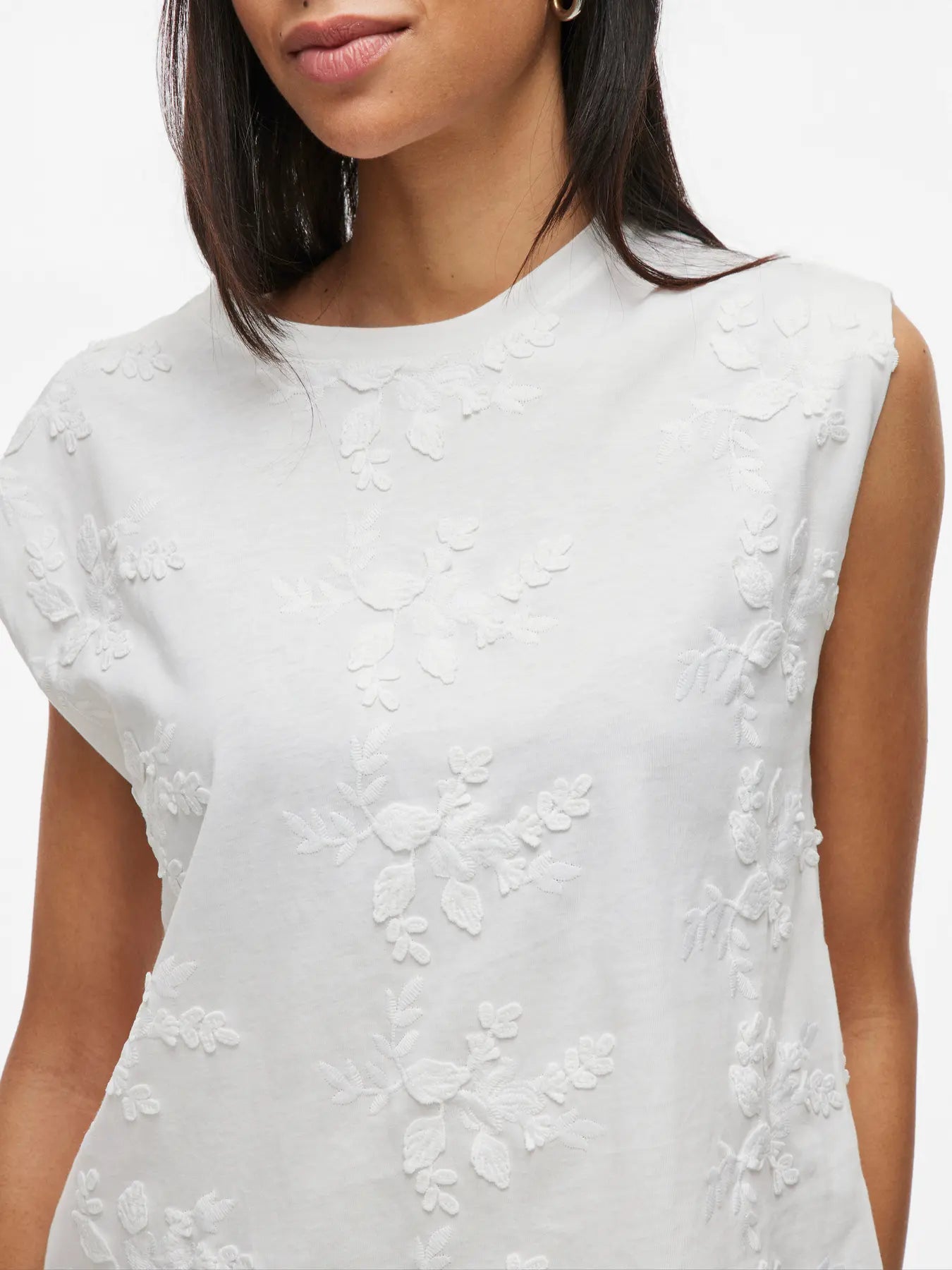 Flower embroidered tee white
